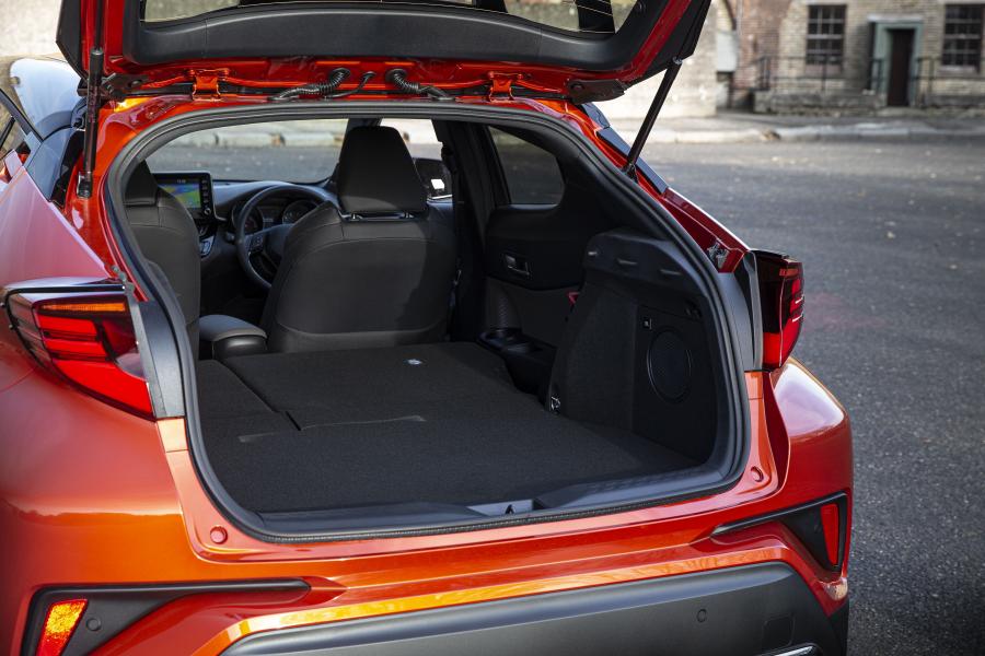 Багажник Toyota C-HR Hybrid Orange Edition 2019 года  (UK) (фото 27 из 34)